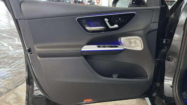 Used 2025 Mercedes-Benz GLC 300 4MATIC image 2