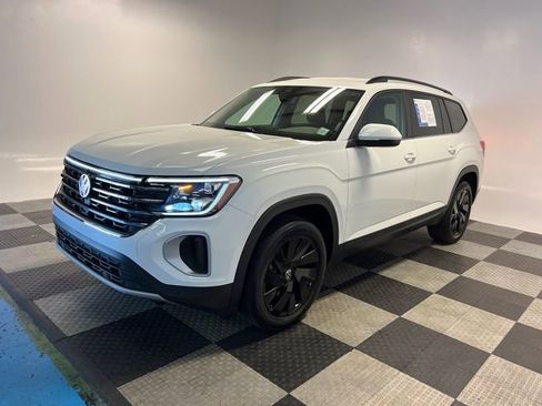 Certified 2024 Volkswagen Atlas SE w/ Black Wheel Package FWD image 3
