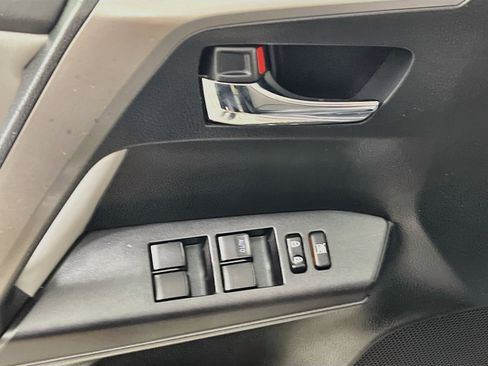 Used 2018 Toyota RAV4 XLE AWD/4WD image 17