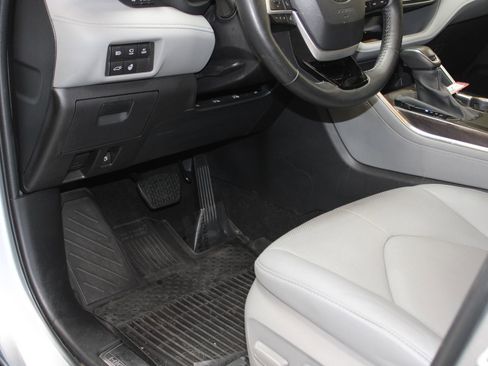 Used 2024 Toyota Highlander Platinum image 44