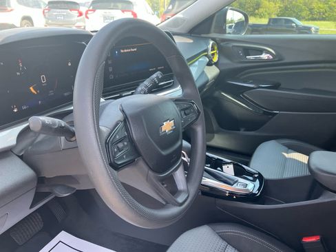 Used 2025 Chevrolet Trax LT FWD image 9