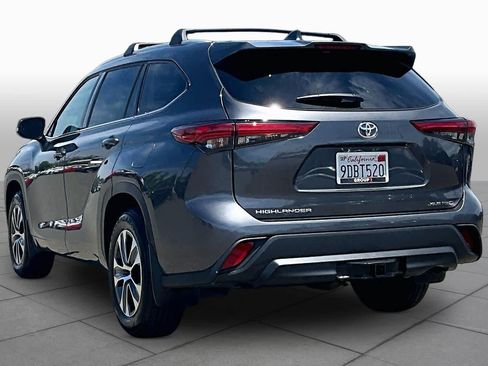 Used 2022 Toyota Highlander XLE AWD/4WD image 11
