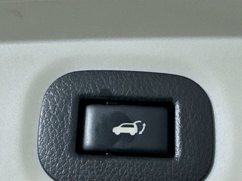 Used 2018 Nissan Rogue SV w/ Premium Package FWD image 32
