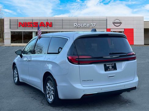 Used 2024 Chrysler Pacifica Touring-L image 3