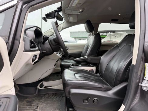 Used 2022 Chrysler Pacifica Touring-L image 8