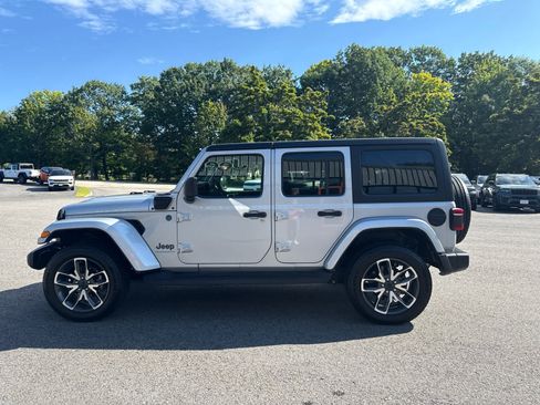 Used 2024 Jeep Wrangler Unlimited w/ Convenience Group AWD/4WD image 4