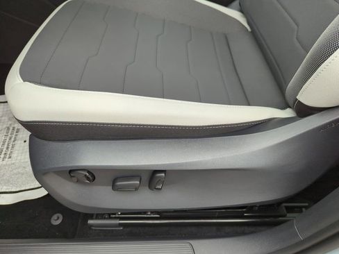 Used 2025 Volkswagen Taos SE w/ Panoramic Sunroof Package AWD/4WD image 29