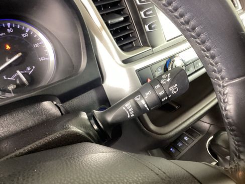 Used 2017 Toyota Highlander XLE AWD/4WD image 25