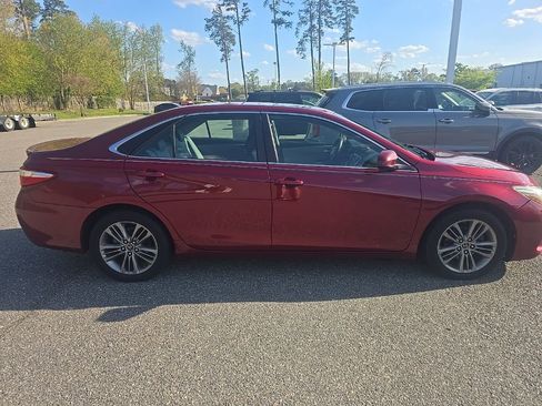 Used 2015 Toyota Camry SE w/ Moonroof Package image 4