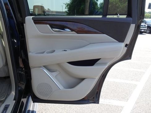 Used 2017 Cadillac Escalade Luxury AWD/4WD image 21