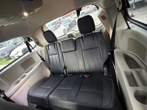 Used 2014 Chrysler Town & Country Touring FWD image 8