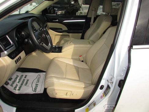 Used 2019 Toyota Highlander XLE image 12