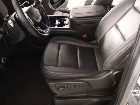 Used 2025 Chevrolet Suburban Z71 AWD/4WD image 11