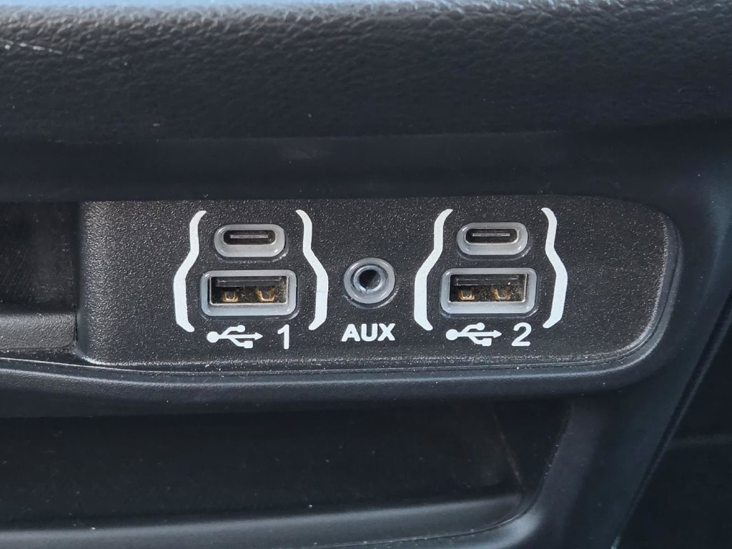 Used 2025 Chrysler Pacifica Select FWD image 36