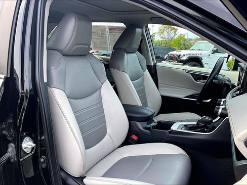 Used 2022 Toyota RAV4 XLE Premium FWD image 7