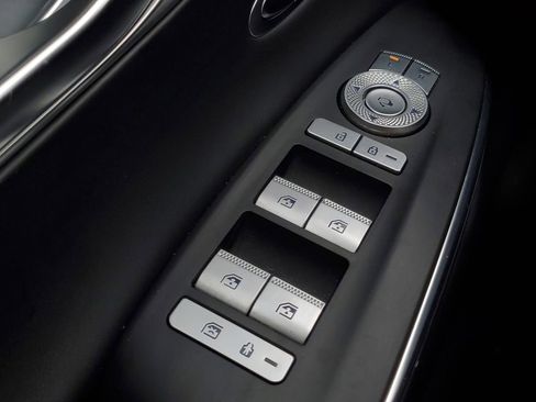 Used 2024 Genesis GV70 2.5T w/ Advanced Package image 18