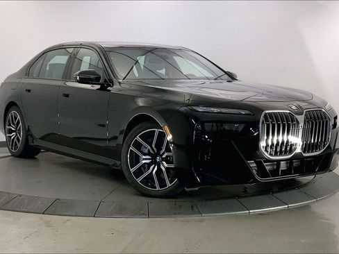 Certified 2023 BMW 760i xDrive w/ Executive Package AWD/4WD image 32