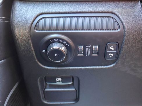 Used 2024 Jeep Wagoneer L Series II RWD image 18