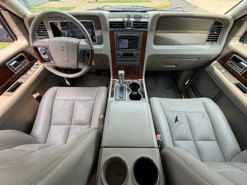 Used 2011 Lincoln Navigator 2WD w/ Monochrome Appearance Pkg image 9
