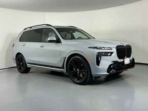 Used 2023 BMW X7 xDrive40i w/ M Sport Package AWD/4WD image 1