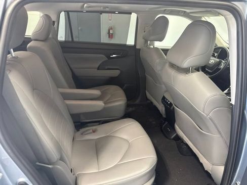 Used 2021 Toyota Highlander XLE FWD image 25