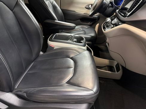 Used 2023 Chrysler Pacifica Touring-L image 23