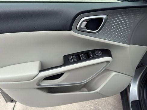 Used 2022 Kia Soul LX image 9