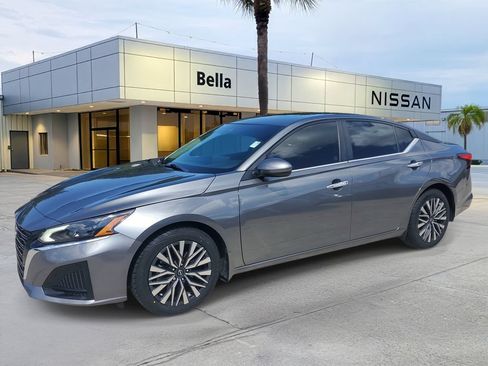 Used 2023 Nissan Altima 2.5 SV w/ SV Premium Package FWD image 2