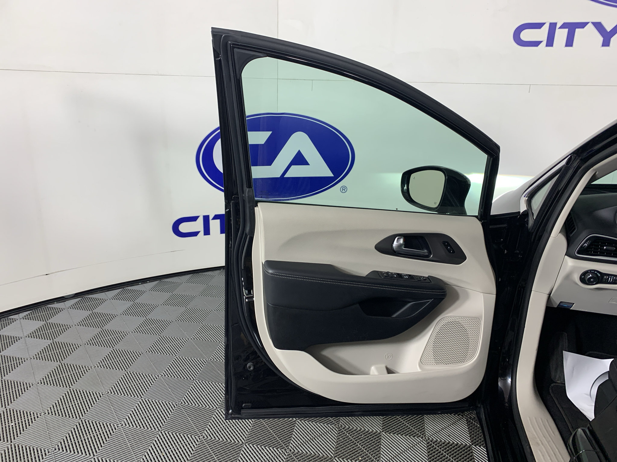 Used 2024 Chrysler Pacifica Touring-L FWD image 12