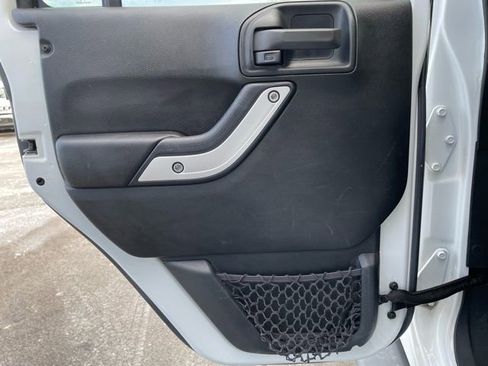 Used 2017 Jeep Wrangler Unlimited Sahara image 21