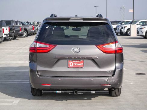 Used 2017 Toyota Sienna XLE w/ XLE Navigation Package FWD image 7