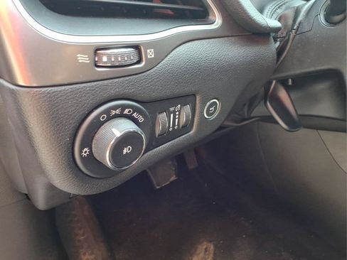 Used 2019 Jeep Cherokee Latitude Plus w/ Comfort/Convenience Group AWD/4WD image 22