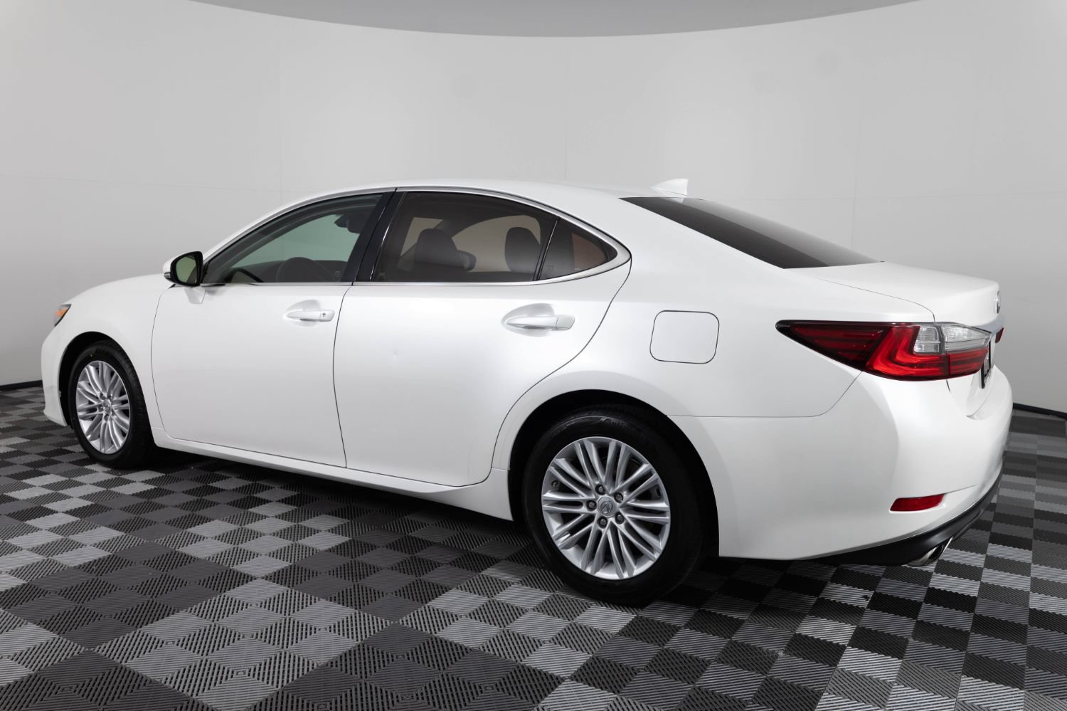Used 2017 Lexus ES 350 w/ Accessory Package FWD image 4