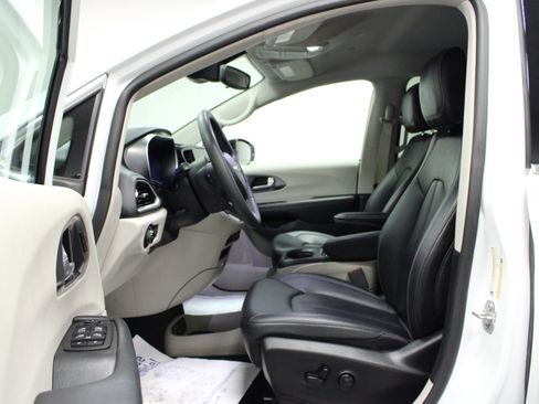 Used 2024 Chrysler Pacifica Touring-L FWD image 12