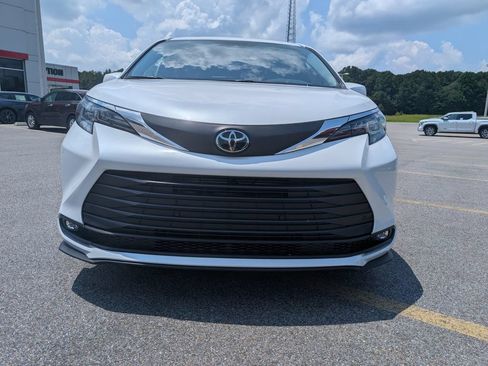 New 2026 Toyota Sienna XLE FWD image 8