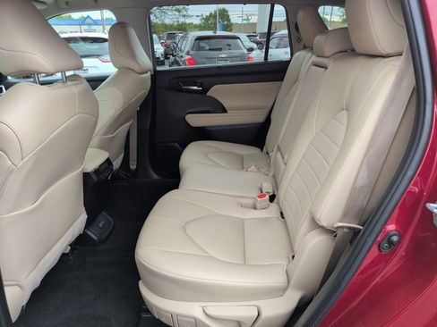 Used 2023 Toyota Highlander XLE AWD/4WD image 25