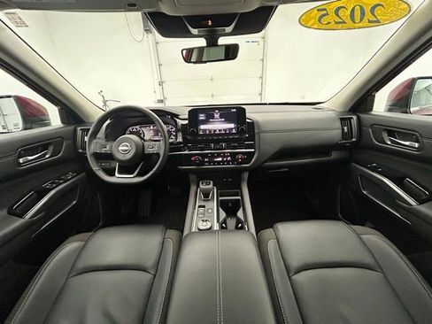 Used 2025 Nissan Pathfinder SL image 2