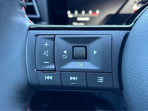 Used 2025 Nissan Kicks SR FWD image 17