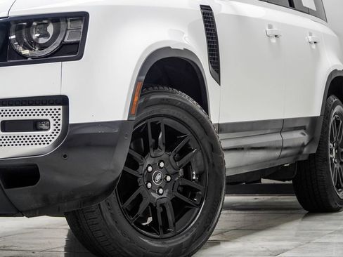 Used 2025 Land Rover Defender 110 S image 3