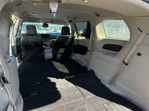 Used 2024 Chrysler Pacifica Touring-L image 12
