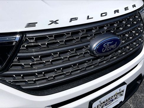 Certified 2022 Ford Explorer XLT w/ Equipment Group 202A AWD/4WD image 29