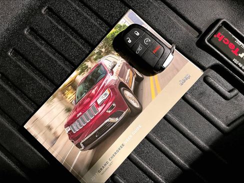 Used 2017 Jeep Grand Cherokee Overland image 32