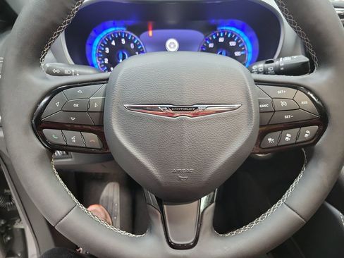 Used 2025 Chrysler Pacifica Limited image 30