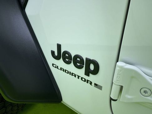 Used 2025 Jeep Gladiator Sport image 14