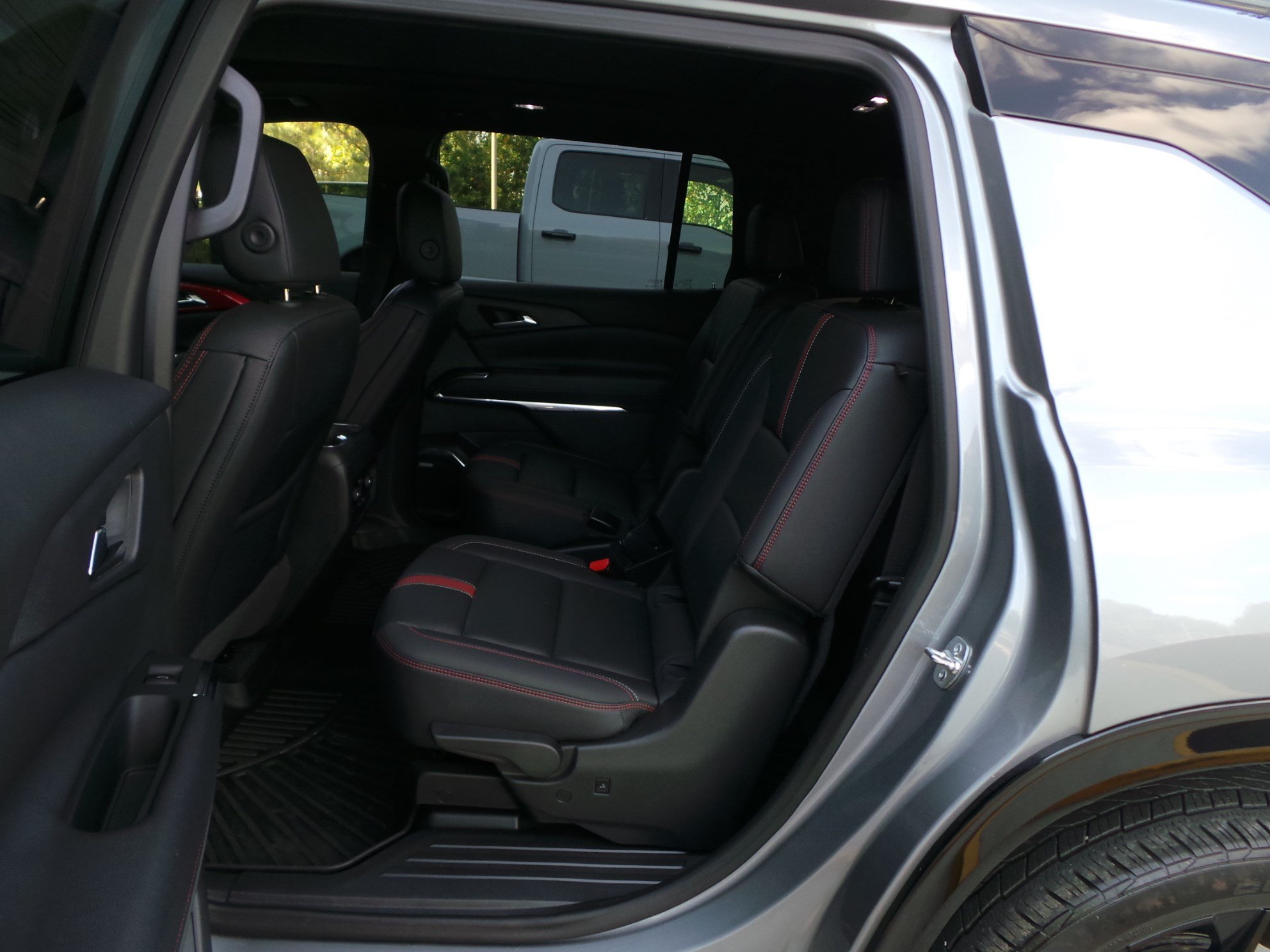 Used 2025 Chevrolet Traverse RS FWD image 10