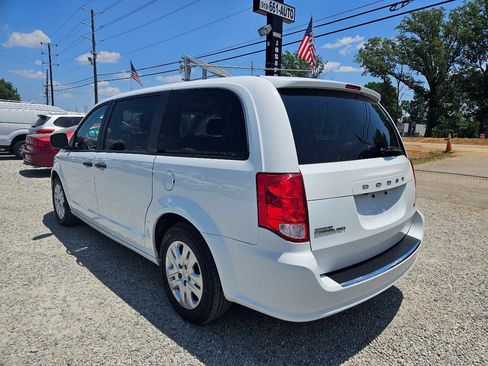 Used 2019 Dodge Grand Caravan SE FWD image 3