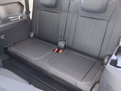 Used 2023 Volkswagen Tiguan SE FWD image 16