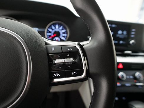 Certified 2024 Kia Carnival LX image 19