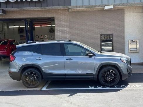 Used 2020 GMC Terrain SLT w/ Preferred Package image 2