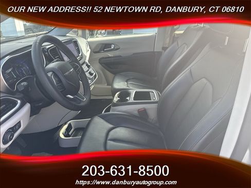 Used 2024 Chrysler Pacifica Touring-L FWD image 8